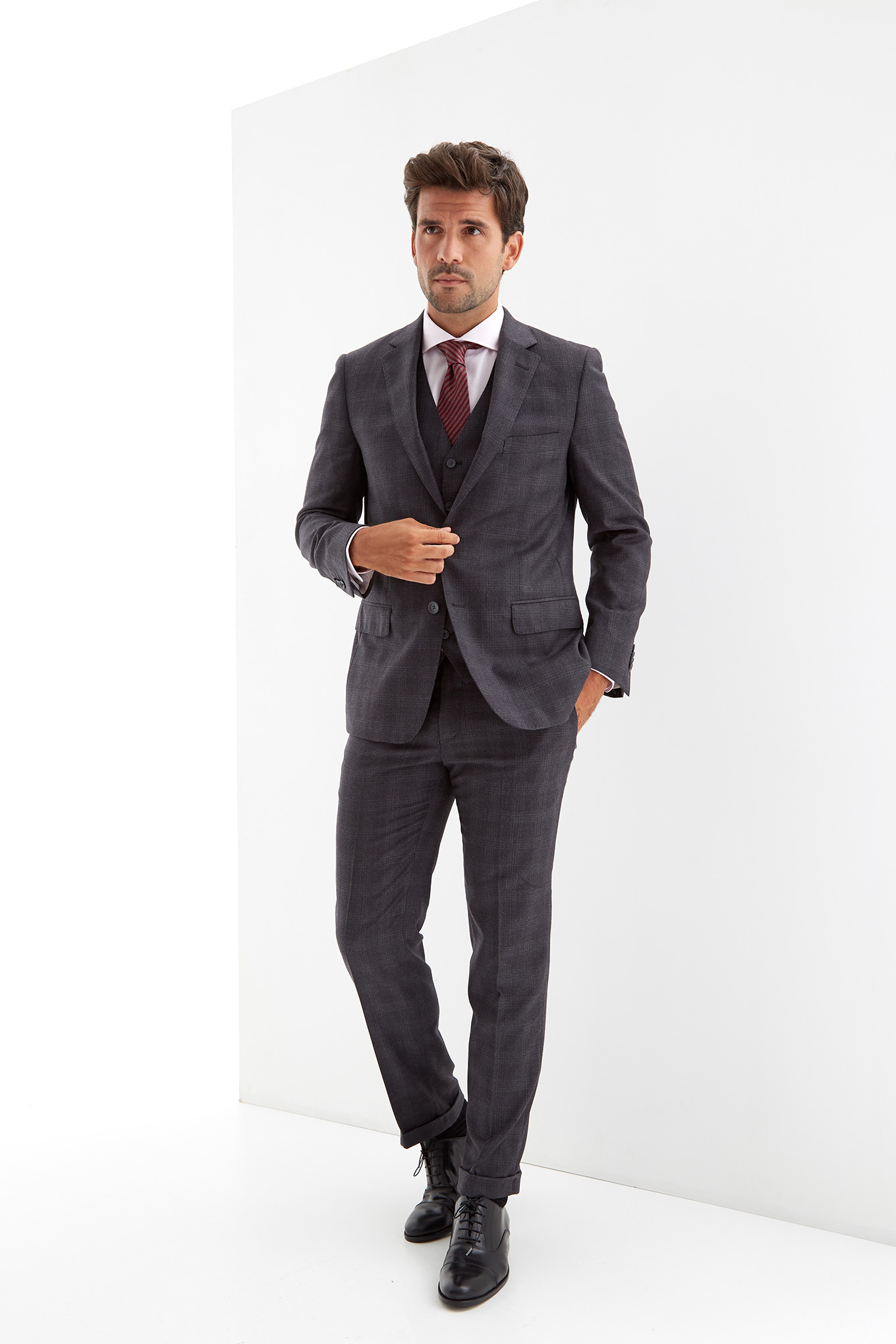 Suit with Vest Dark Grey Classic Man